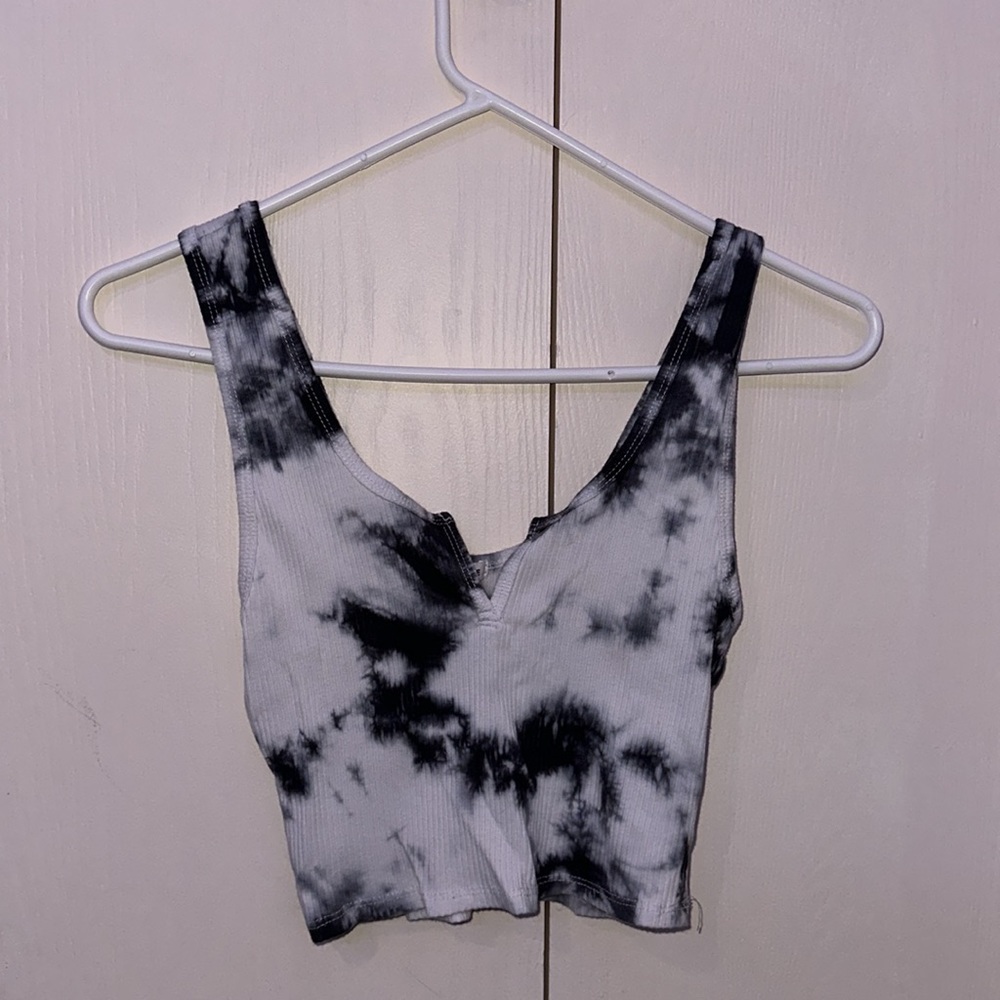 Cropped v-neck tank top, from garage. Size xs and super stretchy and soft.